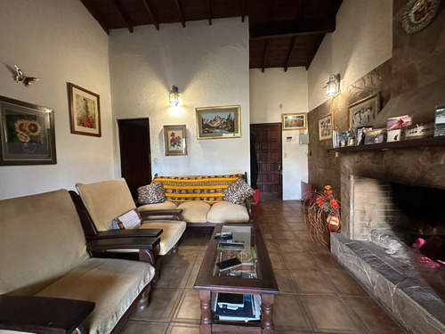 Chalet Con Piscina En Barrio De Vicenzo Grande