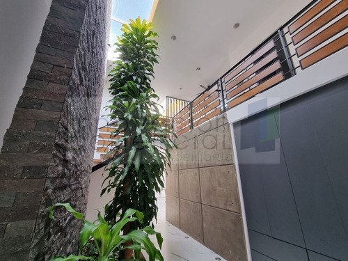 Casa En Venta En Campestre Juriquilla Con Excelentes Acabado