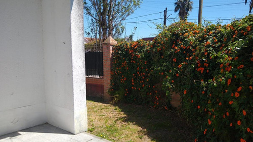 Imagen 3 de 12 de Casa En Ph Al Frente De 2 Dormitorios Completamente Independiente Con Garage. Banfield E.