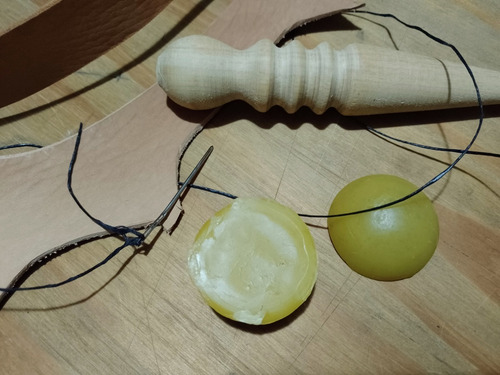Imagen 4 de 5 de Cera Para Bordes De Cuero Hilos Orgánica Sin Químicos X 40gr