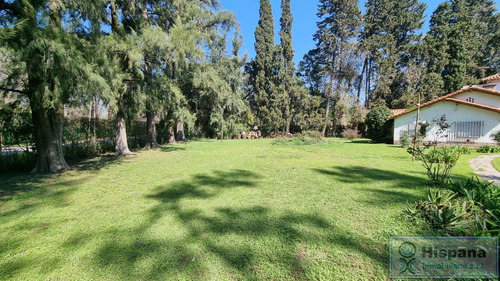 Hermosa Casa En Venta Sobre La Calle J.r Jimenez, En El Barrio Los Jazmines. Del Viso, Pilar