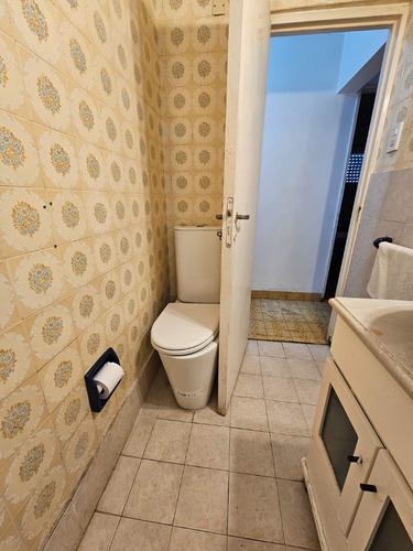 Venta Casa 4 Ambientes Con Consultorio Instalado. Fondo Libre Con Galería. Berazategui Oeste