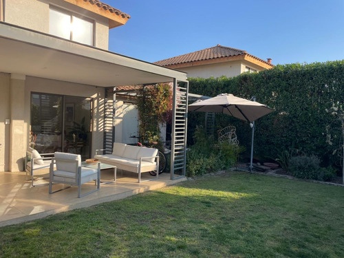 Se Vende Casa Con Excelente Ubicación 3d, 3b, Jardín Formado