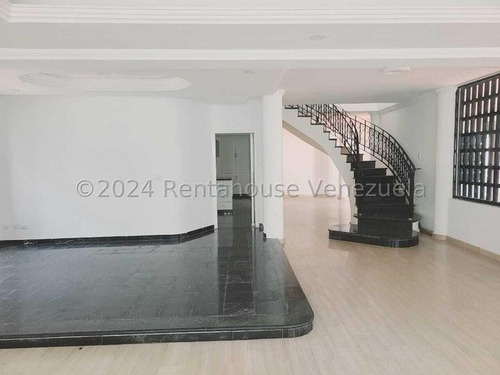 Casa Moderna Totalmente Remodelada, Con Amplios Espacios Iluminados Colinas De Guataparo 24-23018