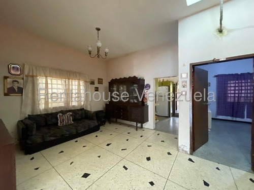 Casa Amplia Para Remodelar Potencial Para Negocio Ubicada Estrategicamente En Avenida Con Alto Tráfico Vehicular. Rah 25-16456