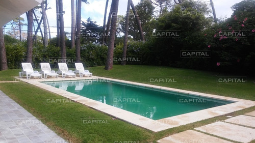 Casa En Playa Mansa En Venta Punta Del Este, Reciclada- Ref: 26557