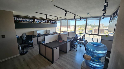 Oficina En Venta En Concepción , 3 Estacionamientos Y 3 Bod