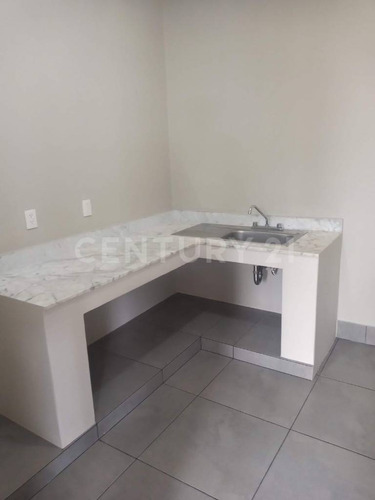 Increible Casa De 3 Niveles Que Combina, Practicidad Y Elegancia