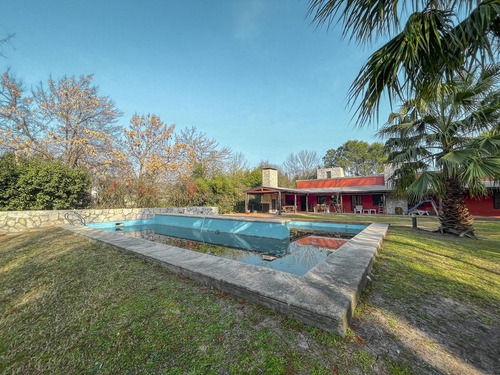 Casa De 3 Dormitorios Con 492 M2 Y Lote De 2.860 M2 En Los Raigales Roldan