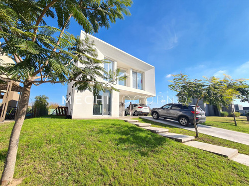 Espectacular Casa Con Diseño En Barrio Castaños