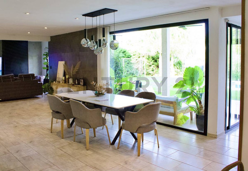 Vende - Casa Moderna, 5 Ambientes Con Piscina Y Gran Parque En Barrio Santa Ana
