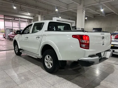 Mitsubishi L200 2.4 Cabina Doble 4x2 Mt
