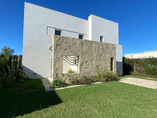 Casa En Venta En Pilar Del Este / Santa Guadalupe