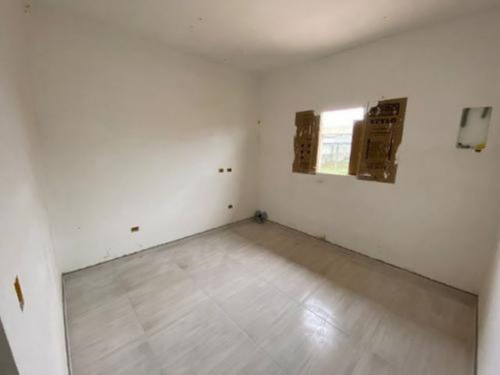 Imagem 4 de 17 de Casa No Bairro Savoy, Em Itanhaém, Litoral Sul De São Paulo, Localizada No Lado Serra. Possui Piscina, Churrasqueira E Vaga Para 02 Automóveis.