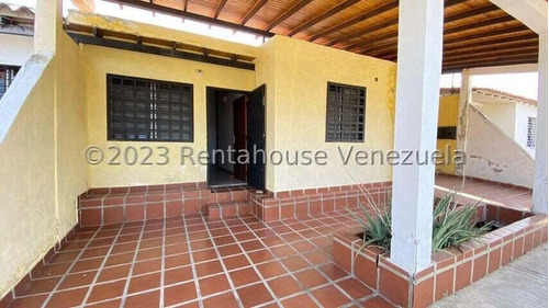 Casa Económica En Venta Cabudare, Cerca De La Ribereña 23-31668 App