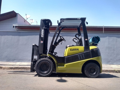 Empilhadeira Clark 2,5t * Torre Triplex * 2010