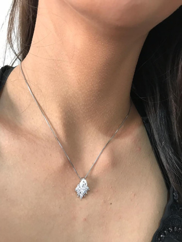 Colar Gota Na Cor Prata Com Zirconias Banhado A Prata.