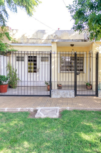 Casa En Venta En Temperley Con Patio Y Garage