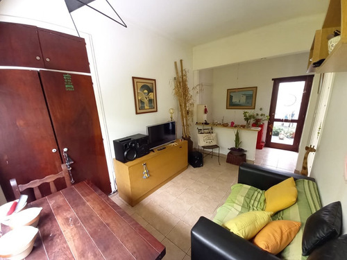 Imagen 3 de 12 de Departamento 3 Amb En Planta Baja Con Dos Patios. La Perla.