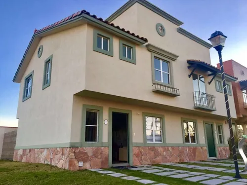 En Venta Casa En Real Solare, Estilo Californiano, 3 Recamaras, 2.5 Baños, Linda