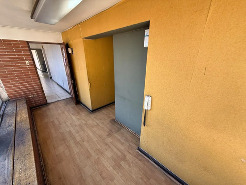 Oficina De 39m2 A Pasos De Bancos En Centro De Valparaíso