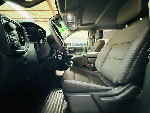 Chevrolet Silverado Custom 2025