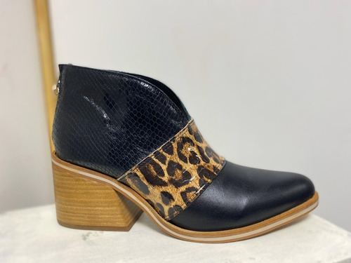 Botas Abiertas Adelante, Personalizadas