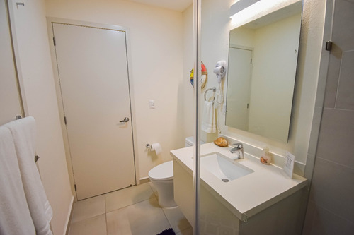 Condominio En Cristal Bay - 2 Recámaras, Vista Al Mar - Ideal Para Vivir O Invertir - $9,500,000 Mxn