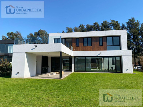 Casa En Venta En Pilara En Lote Central Sobre La Laguna En La Calesa