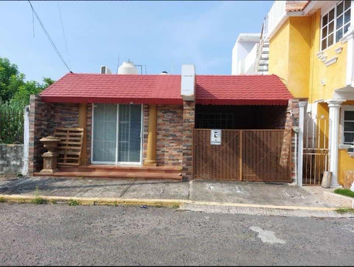 Casa En Estatuto Jurídico, Boca Del Río, Ver. Cerca De La Avenida Urano Y Plaza Mocambo.