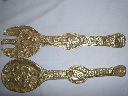 Antiguo Tenedor Y Cuchara De Bronce Motivo Gauchesco.