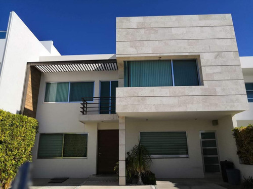 Preciosa Residencia En Lomas De Juriquilla, Jardín, Cto Serv