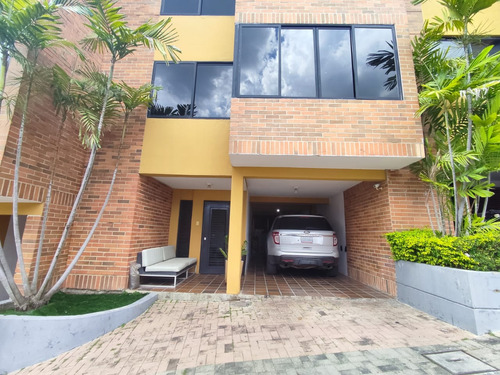 En Venta Town House Ubicado En Lomas Del Este Emili2066