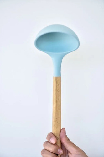 Concha De Silicone Com Cabo Madeira 30cm Water Blue Oxford