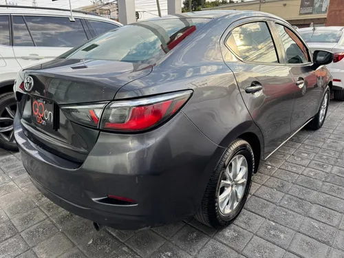 Toyota Yaris 1.5 R Le Mid Sedan At