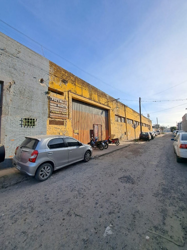 Gran Galpon Y Local Sobre Avenida Blas Parera