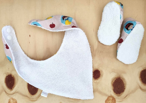 Imagem 3 de 6 de Kit Para Bebê Com Babador Sapatinho E Tiarinha De Tecido
