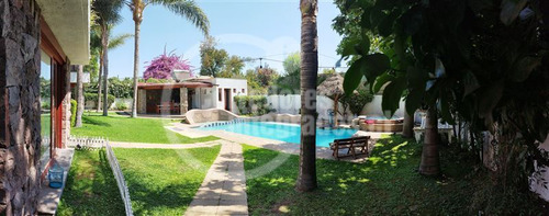 Casa En Venta De 6 Dorm. En La Reina