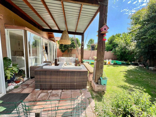 Casa En Condominio De 310 M2 Con Piscina (106395)