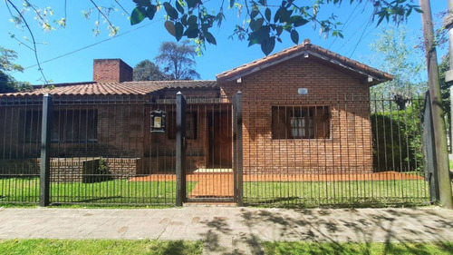 Casa En Venta De 3 Dormitorios En City Bell 465 Y 13c