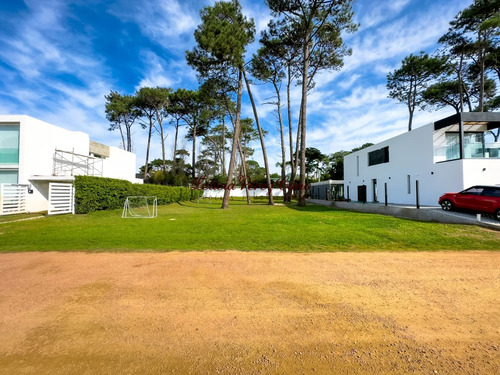Venta Terreno En Country Privado , Playa Mansa, Punta Del Este