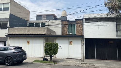 Casa En Venta En Echegaray, Remodelada.