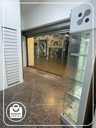 Imagen 2 de 10 de Alquiler De Local Comercial En Galería 18 De Julio Cordón