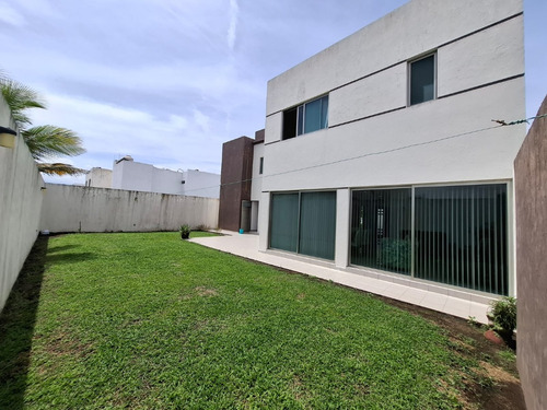 Casa En Venta En El Fracc Lomas De La Rioja