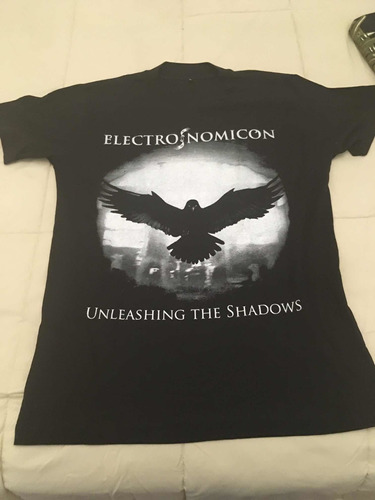 Remera Electronomicon Unleashing The Shadows Helker