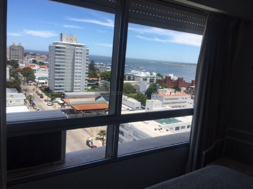 Apartamento En Peninsula De 1 Dormitorio Con Vista A La Ciudad Y Al Puerto.- Ref: 2652