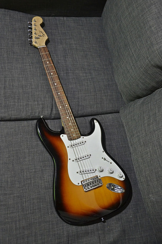 Guitarra Squier Stratocaster Bullet Series Sunburst 