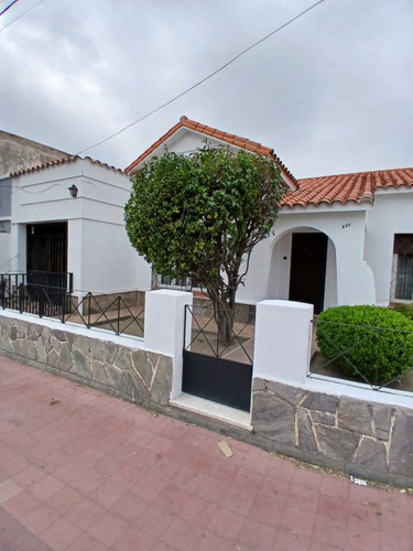 ¡tu Nuevo Hogar Ideal! Casa De 3 Dormitorios Con Amplios Espacios, Cochera Para 2 Vehículos Y 2 Patios Lista Para Escriturar