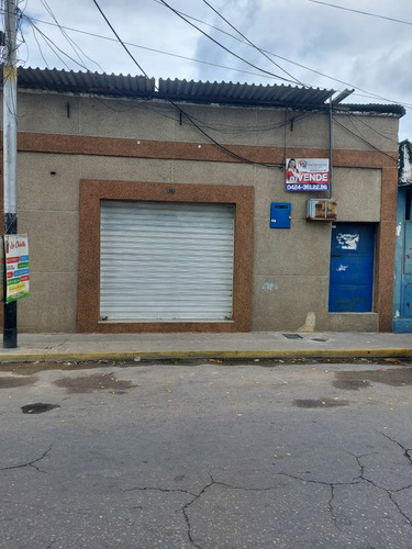 Casa En Venta En La Avenida 10 De Diciembre, Maracay