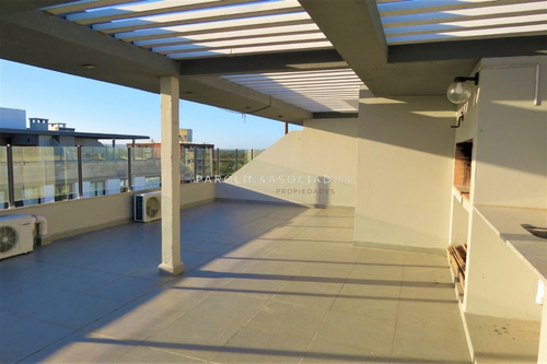 Imagen 2 de 11 de Apartamento Pent Huose.- Maldonado A Pasos De Playa Mansa.- Dos Dormitorios Dos Baños Living Comedor ,muy Linda Vista Cocina Con Lavadero Garaje .-
